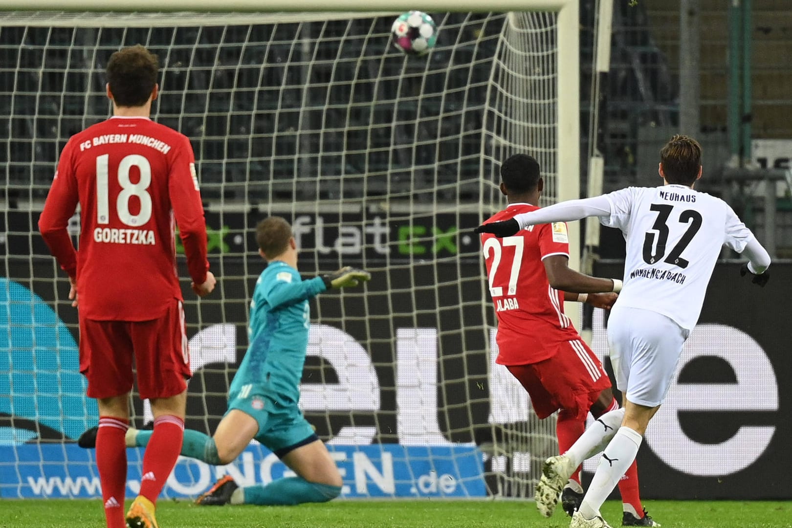 Die Entscheidung: Gladbachs Neuhaus (r.) trifft zum 3:2, Bayerns Torwart Neuer (M.) ist machtlos.
