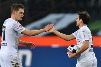 Mönchengladbachs Matchwinner Jonas Hofmann (r) und sein Mitspieler Matthias Ginter jubeln.