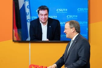 Armin Laschet, Ministerpräsident von Nordrhein-Westfalen und Landesvorsitzender der CDU in Nordrhein-Westfalen, steht in einem Studio in Köln, während CSU-Chef Markus Söder zugeschaltet ist.
