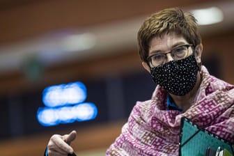 Annegret Kramp-Karrenbauer: Die Angriffe würden der SPD nicht helfen, sie schadeten aber der Bekämpfung des Coronavirus, "weil es die Verunsicherung schürt".