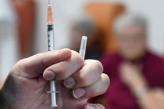 Eine Krankenschwester bereitet im französischen Saint-Renan eine Impfung vor.