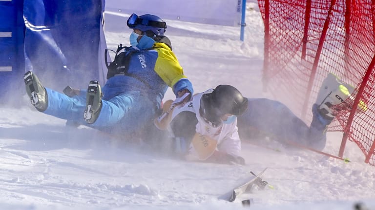 Ski Alpin: Tommy Ford aus den USA stürzt durch das Absperrnetz.