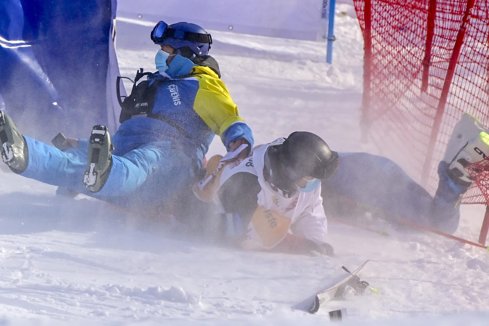 Ski Alpin: Tommy Ford aus den USA stürzt durch das Absperrnetz.