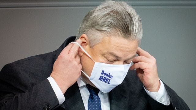 Thomas Seitz (AfD) trägt eine Maske, auf der "Danke MRKL" steht