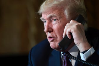 Donald Trump am Telefon: Twitter wird für den Noch-Präsidenten nun erst einmal ausfallen.