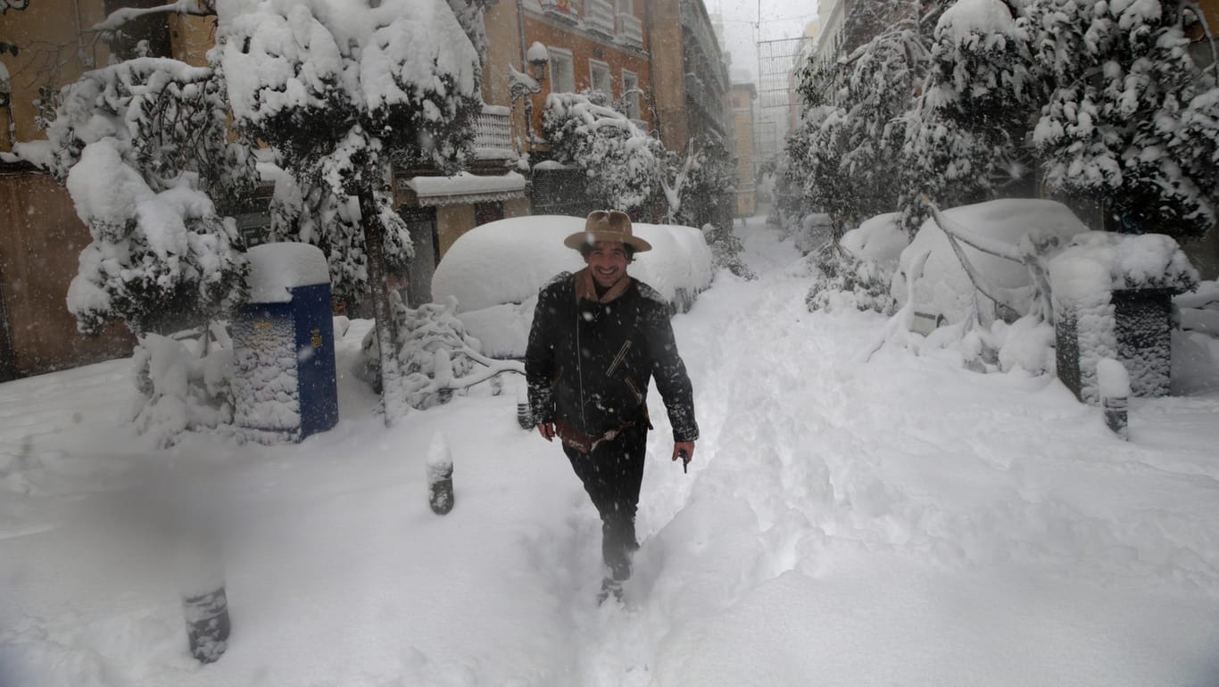 "Das ist der bisher heftigste Schneefall des Jahrhunderts", hieß es von den Wetterexperten.