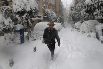 "Das ist der bisher heftigste Schneefall des Jahrhunderts", hieß es von den Wetterexperten.