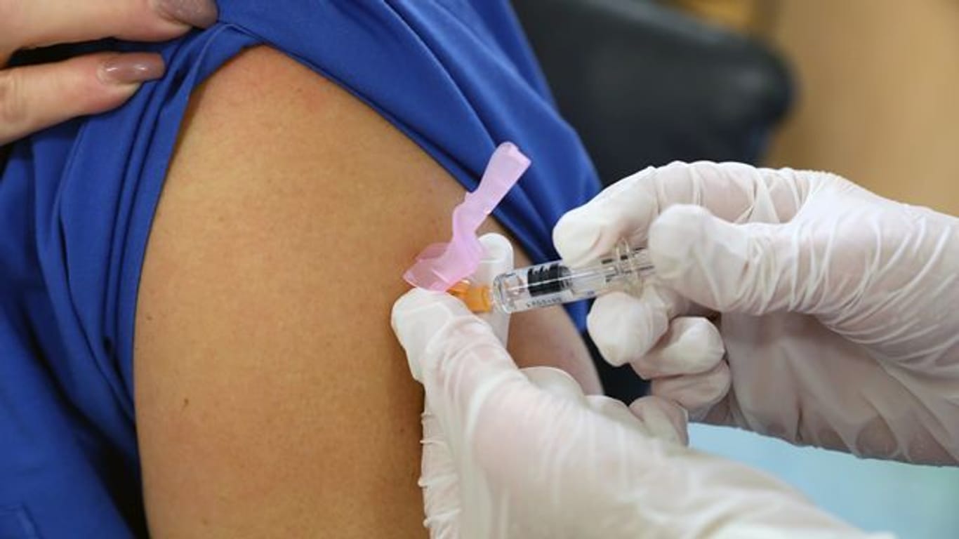 Eine Person wird geimpft: Die Impfbereitschaft beim Klinikpersonal ist groß.
