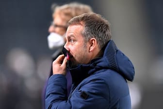 Nach der Niederlage bei Borussia Mönchengladbach sieht Bayerns Trainer Hansi Flick viel Arbeit vor sich.