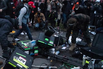 USA, Washington: Demonstranten zerstörten Ausrüstung von TV-Teams vor dem US-Kapitol.
