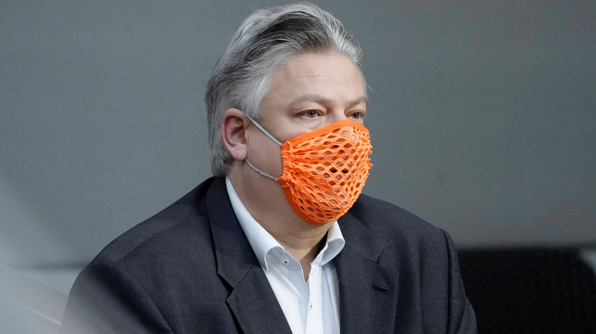 Thomas Seitz: Mit seiner löcherigen Maske sorgte er im November für Aufsehen (Archivbild).