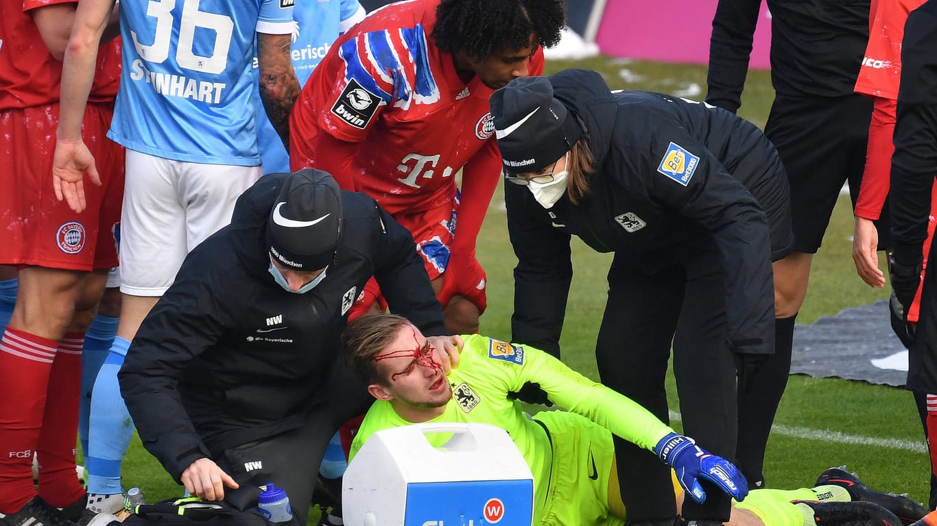 Schockmoment in München: Torhüter Marco Hiller liegt nach dem Foul von Joshua Zirkzee mit blutüberströmten Gesicht auf dem Boden.