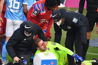 Schockmoment in München: Torhüter Marco Hiller liegt nach dem Foul von Joshua Zirkzee mit blutüberströmten Gesicht auf dem Boden.
