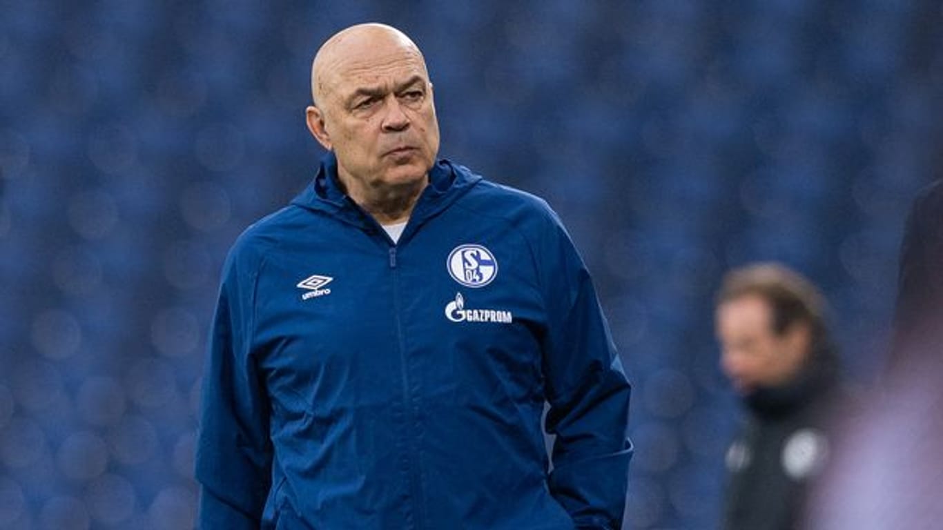 Schalkes Trainer Christian Gross steht vor dem Spiel gegen die TSG Hoffenheim am Spielfeldrand.