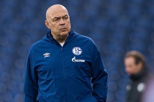 Schalkes Trainer Christian Gross steht vor dem Spiel gegen die TSG Hoffenheim am Spielfeldrand.