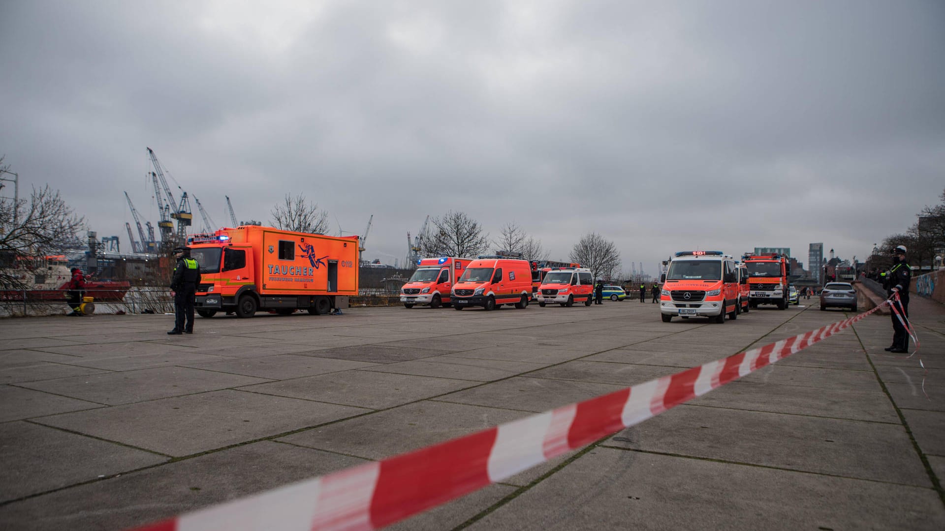 Rettungswagen stehen am Ufer der Elbe: Dort war ein Mann ins Wasser gefallen und musste gerettet werden. Rettungswagen stehen am Ufer der Elbe: Dort war ein Mann ins Wasser gefallen und musste gerettet werden.