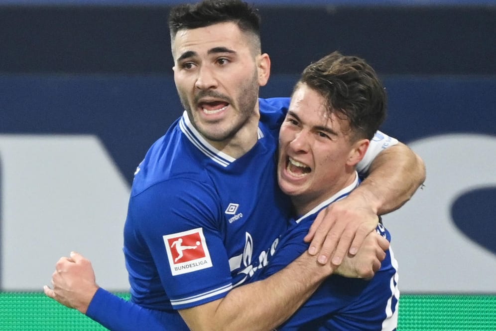Jubel bei Schalke-Torschütze Hoppe (r.) und Teamkollege Kolasinac.