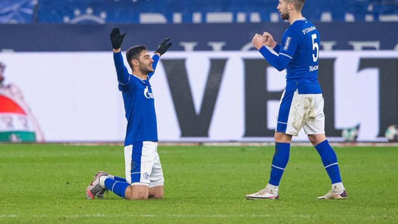 Schalkes Ozan Kabak (l) und Matija Nastasic jubeln nach dem Schlusspfiff.