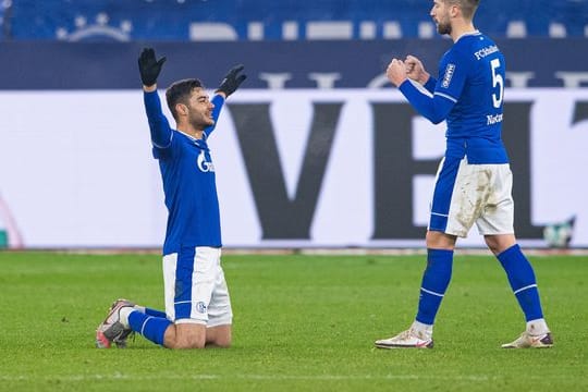 Schalkes Ozan Kabak (l) und Matija Nastasic jubeln nach dem Schlusspfiff.