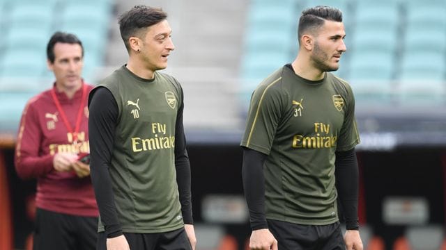 Mesut Özil und Sead Kolasinac im Jersey des FC Arsenal London.