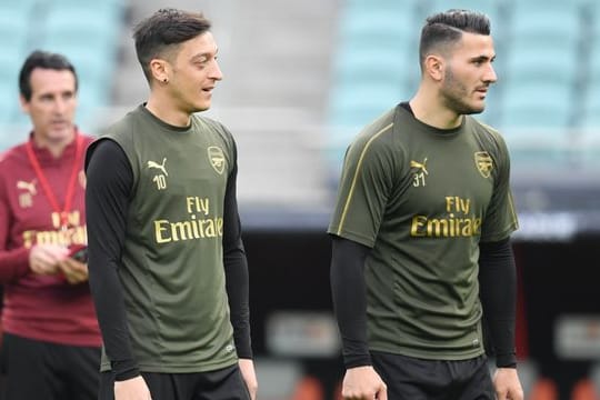 Mesut Özil und Sead Kolasinac im Jersey des FC Arsenal London.