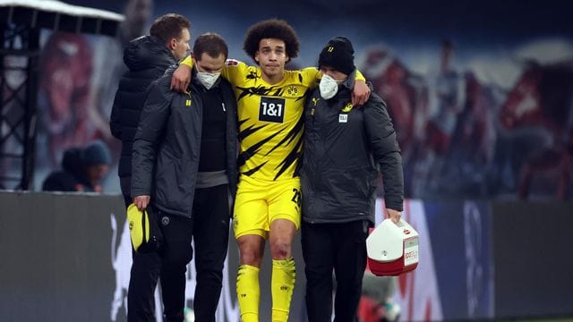 Dortmunds Axel Witsel wird von BVB-Betreuern verletzt vom Platz geführt. Dortmunds Axel Witsel wird von BVB-Betreuern verletzt vom Platz geführt.