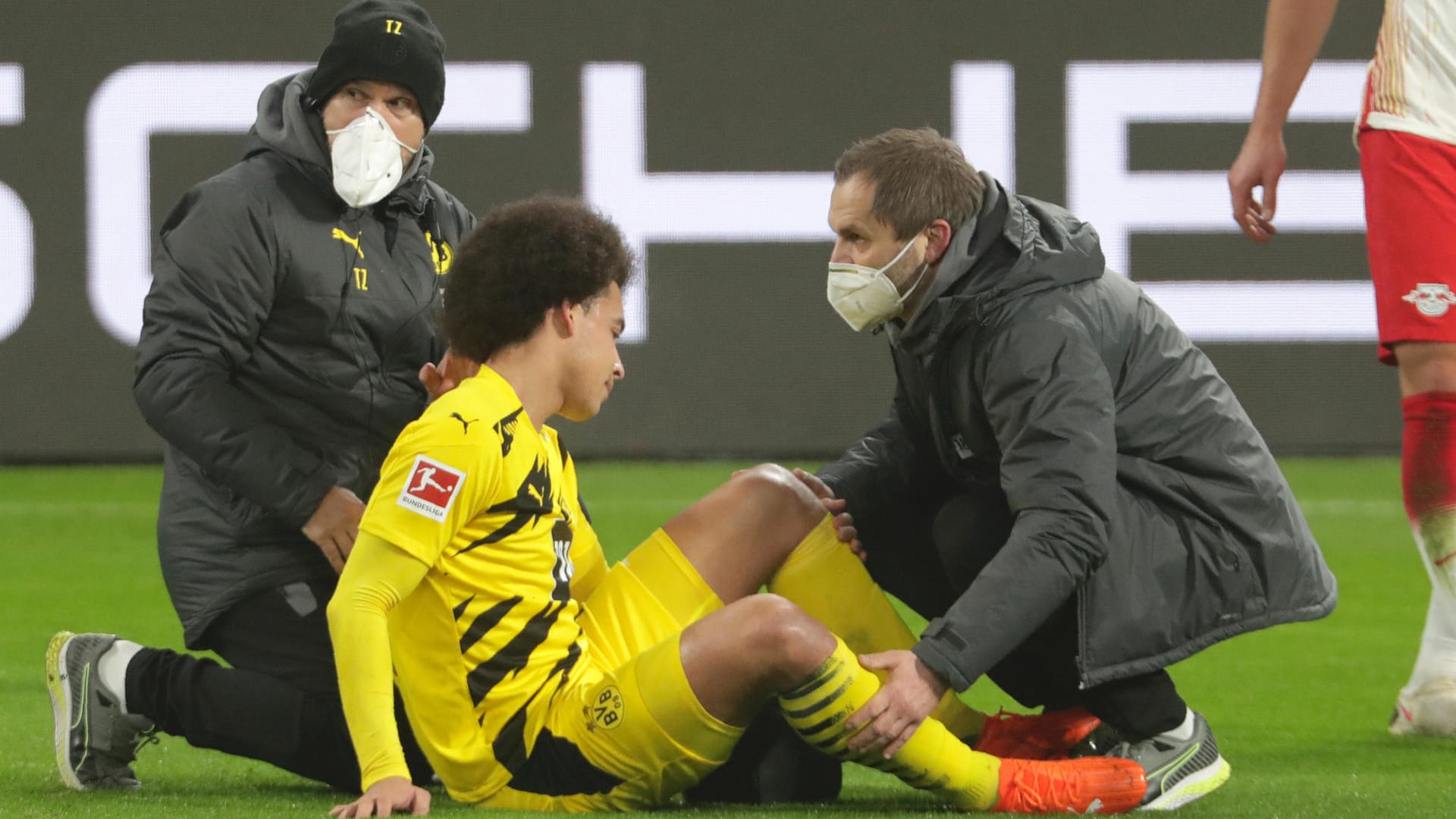 Behandlungspause: Axel Witsel musste gegen Leipzig ausgewechselt werden.