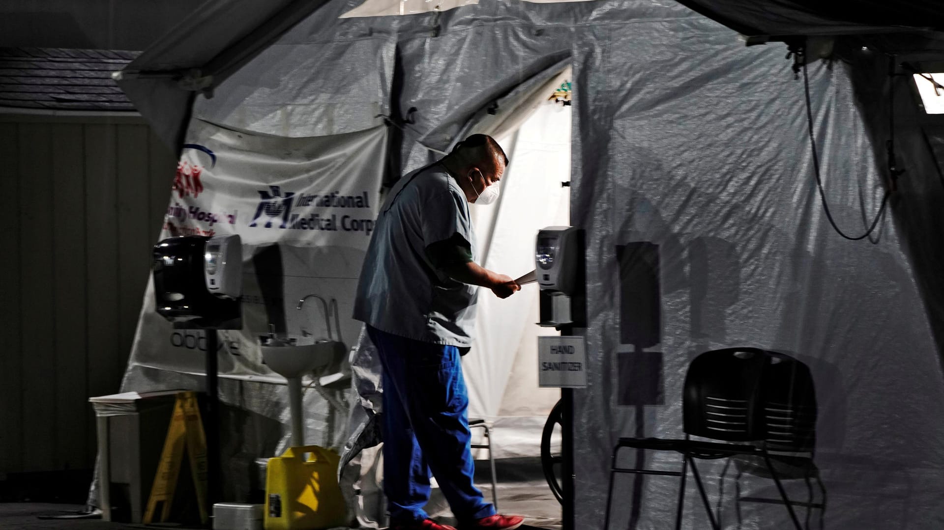 In einem Zelt vor einer Klinik werden Patienten untergebracht: Los Angeles ist besonders stark von der Pandemie betroffen.