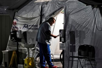 In einem Zelt vor einer Klinik werden Patienten untergebracht: Los Angeles ist besonders stark von der Pandemie betroffen.