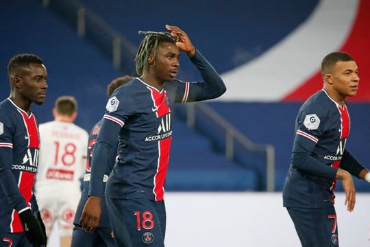 Stürmer Moise Kean (M) jubelt über seinen Tor zur Pariser Führung gegen Stade Brest.