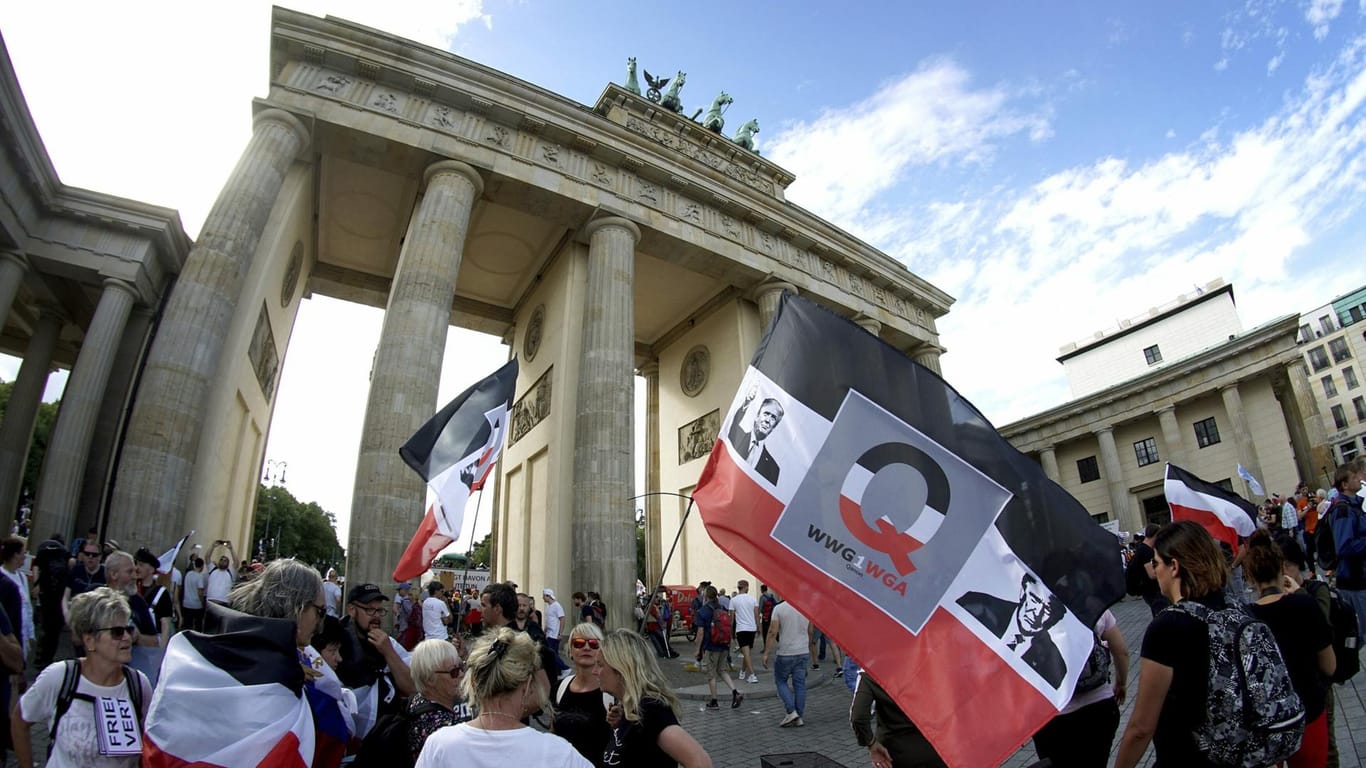 Q am Brandenburger Tor: Der Ort zog Demonstranten an – wegen des Wahrzeichens und wegen der US-Botschaft direkt daneben.