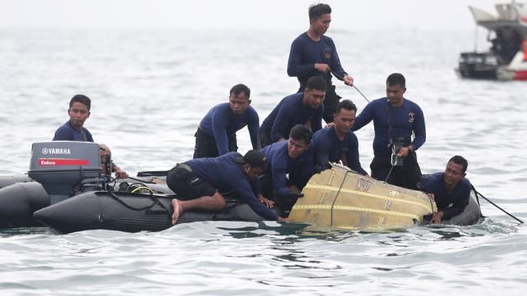 Bei der Suche nach dem verschollenen Passagierflugzeug sind im Meer Leichenteile und Trümmer entdeckt worden.