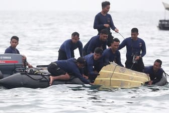 Bei der Suche nach dem verschollenen Passagierflugzeug sind im Meer Leichenteile und Trümmer entdeckt worden.