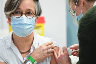 Eine Mitarbeiterin aus dem Gesundheitswesen wird gegen das Coronavirus geimpft: Die höchsten Inzidenzen hatten Sachsen mit 269,8 und Thüringen mit 232,4. Den niedrigsten Wert hatte Bremen mit 74,0.
