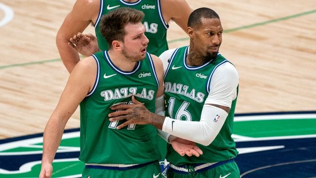 Luka Doncic (M) von den Dallas Mavericks wird von James Johnson (r) zurückgehalten, während er sich mit den Schiedsrichtern streitet. Luka Doncic (M) von den Dallas Mavericks wird von James Johnson (r) zurückgehalten, während er sich mit den Schiedsrichtern streitet.