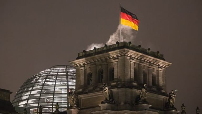 Das Reichstagsgebäude in Berlin ist der Sitz des Deutschen Bundestags (Symbolbild): Nach dem Surm auf das US-Kapitol soll auch am Bundestag der Schutz erhöht werden.