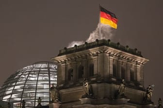 Das Reichstagsgebäude in Berlin ist der Sitz des Deutschen Bundestags (Symbolbild): Nach dem Surm auf das US-Kapitol soll auch am Bundestag der Schutz erhöht werden.