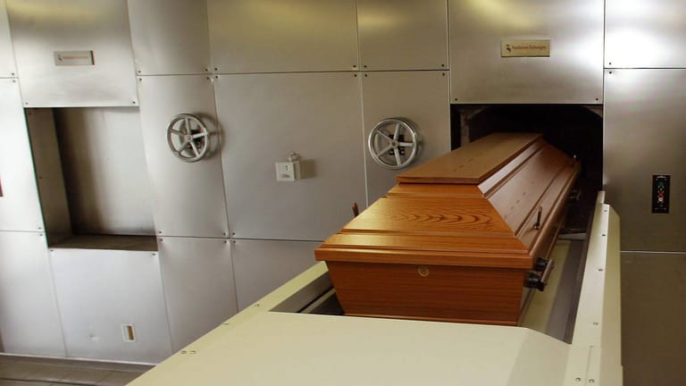 Ein Sarg wird in eine Verbrennungskammer geschoben (Symbolbild): In Nürnberg ist das Krematorium überlastet.