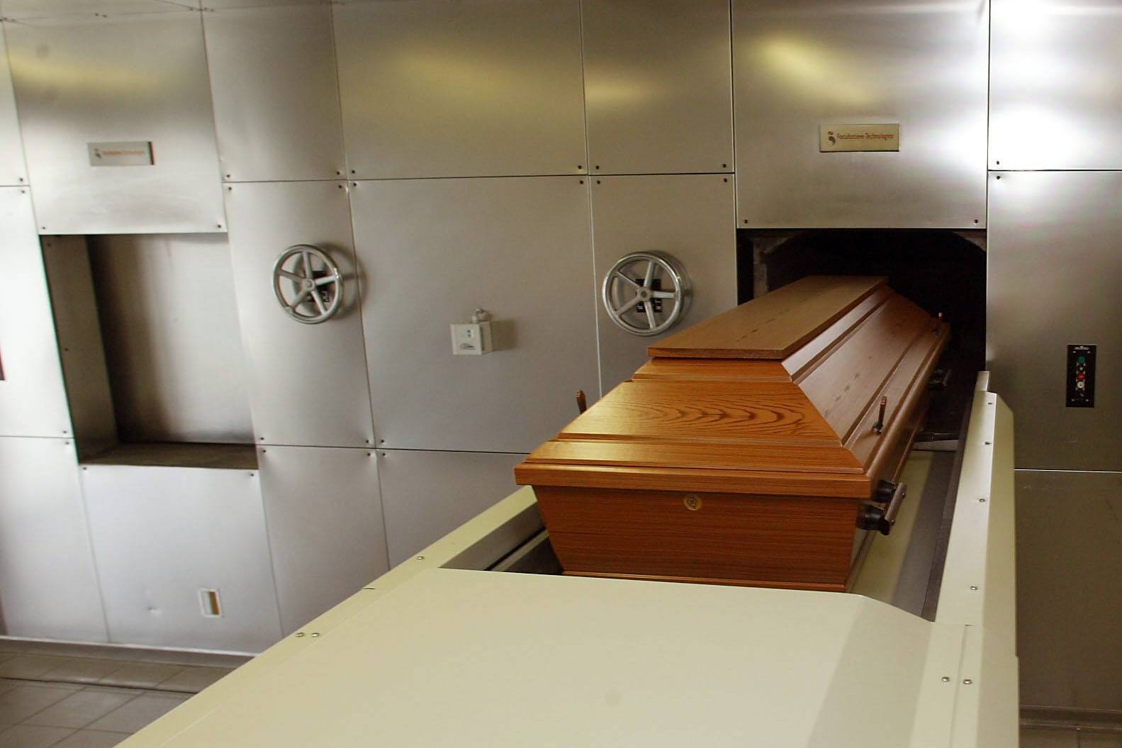 Ein Sarg wird in eine Verbrennungskammer geschoben (Symbolbild): In Nürnberg ist das Krematorium überlastet.