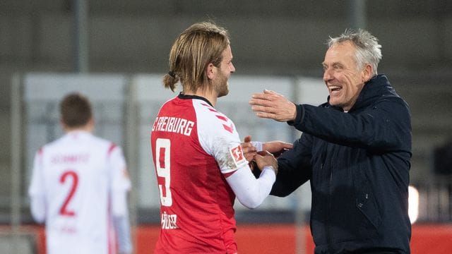 Freiburgs Trainer Christian Streich (r) freut sich nach dem Spiel mit Torschütze Lucas Höler. Freiburgs Trainer Christian Streich (r) freut sich nach dem Spiel mit Torschütze Lucas Höler.