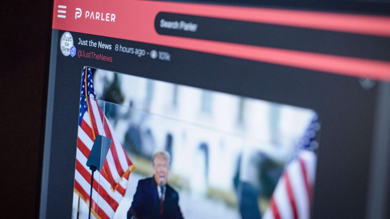 Parler-App auf dem Smartphone (Symbolbild): Der Amazon-Konzern steht dem Netzwerk Parler nicht mehr als Webhost zur Verfügung.