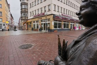 Der Münzplatz in der Innenstadt mit der Statue einer Marktfrau