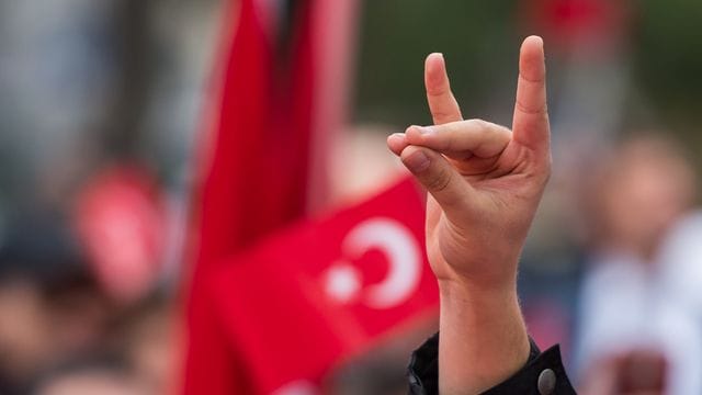 Eine Hand zeigt den "Wolfsgruß" der Grauen Wölfe bei einer Demonstration in München.