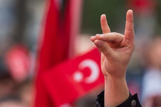 Eine Hand zeigt den "Wolfsgruß" der Grauen Wölfe bei einer Demonstration in München.