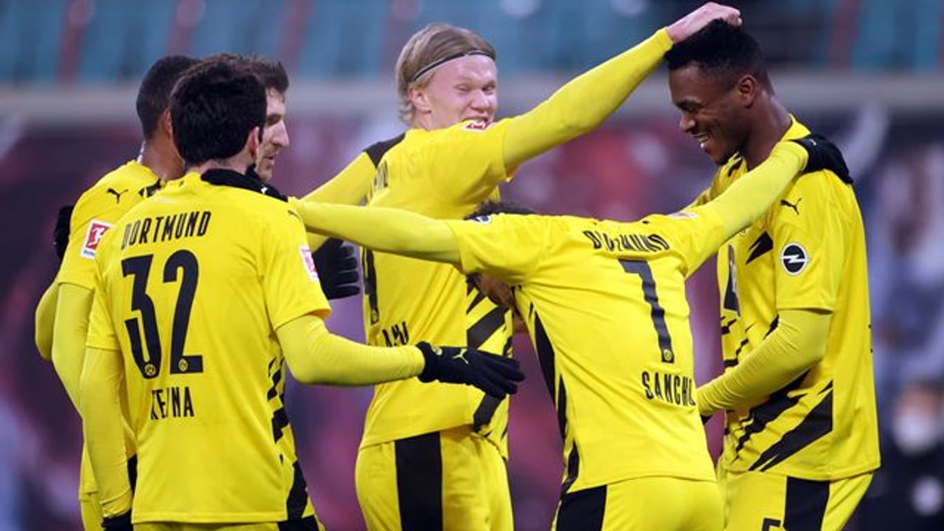 Dortmunds Spieler feiern Erling Haaland (M) nach dessen Treffer zum 3:0 gegen RB Leipzig.