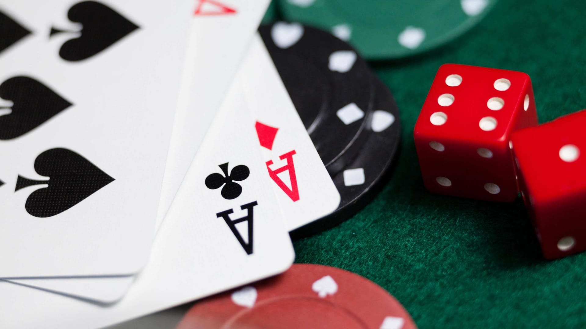 Spielkarten, Chips und Würfel: Die Berliner Polizei ist bei illegalem Glücksspiel eingeschritten. Spielkarten, Chips und Würfel: Die Berliner Polizei ist bei illegalem Glücksspiel eingeschritten.