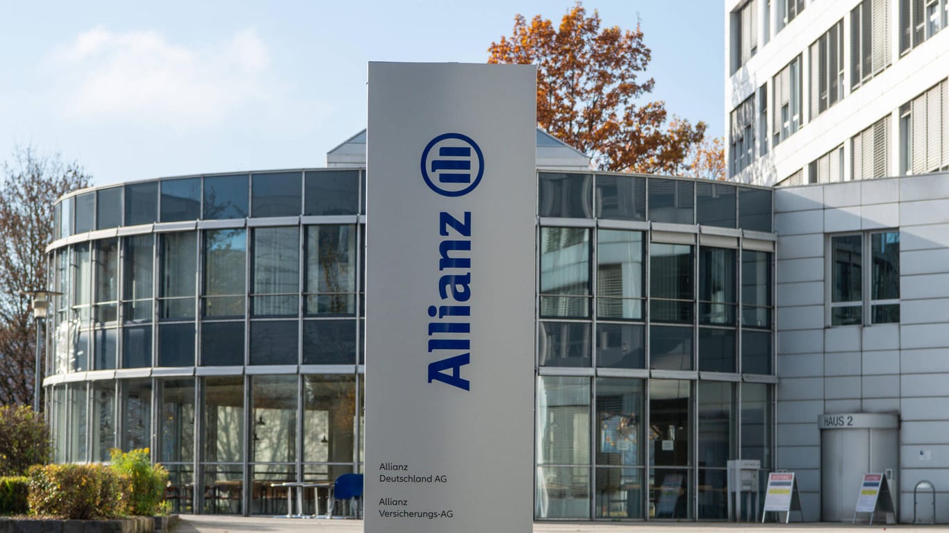 Allianz-Gebäude in München (Symbolbild): Viele Lebensversicherer zahlen kaum mehr Zinsen.