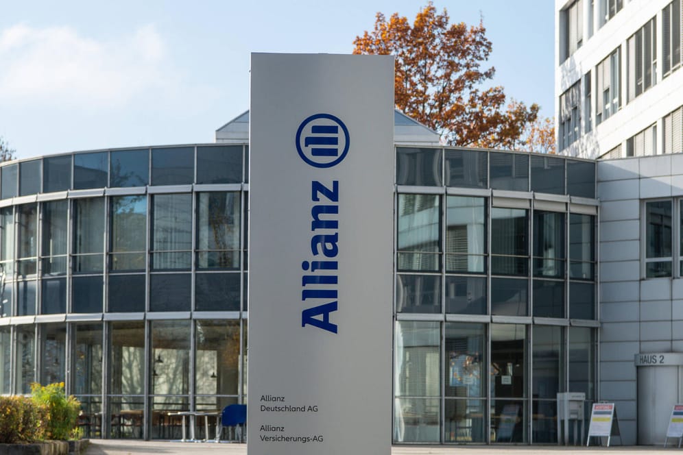 Allianz-Gebäude in München (Symbolbild): Viele Lebensversicherer zahlen kaum mehr Zinsen.