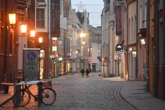 Leere Fußgängerzone in Stralsund: Vorerst wird es hier wohl so leer bleiben – auch Mecklenburg-Vorpommern verschärft den Lockdown.