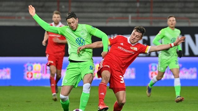 Robin Knoche (r) von Union Berlin im Duell um den Ball mit Wolfsburgs Wout Weghorst. Robin Knoche (r) von Union Berlin im Duell um den Ball mit Wolfsburgs Wout Weghorst.